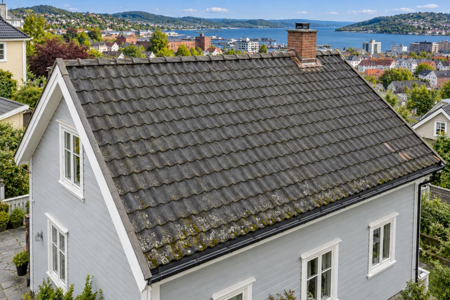 Illustrert eldre betongsteinstak i et bomiljø inspirert av Sandnes