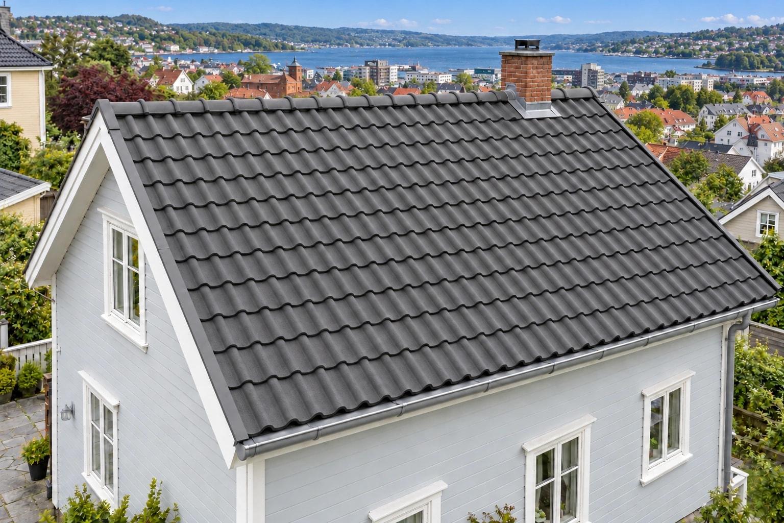 Illustrasjon av huset med ny takstein og nye beslag